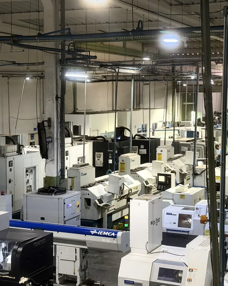 Hall de usinagem da Sartori com dezenas de tornos CNC